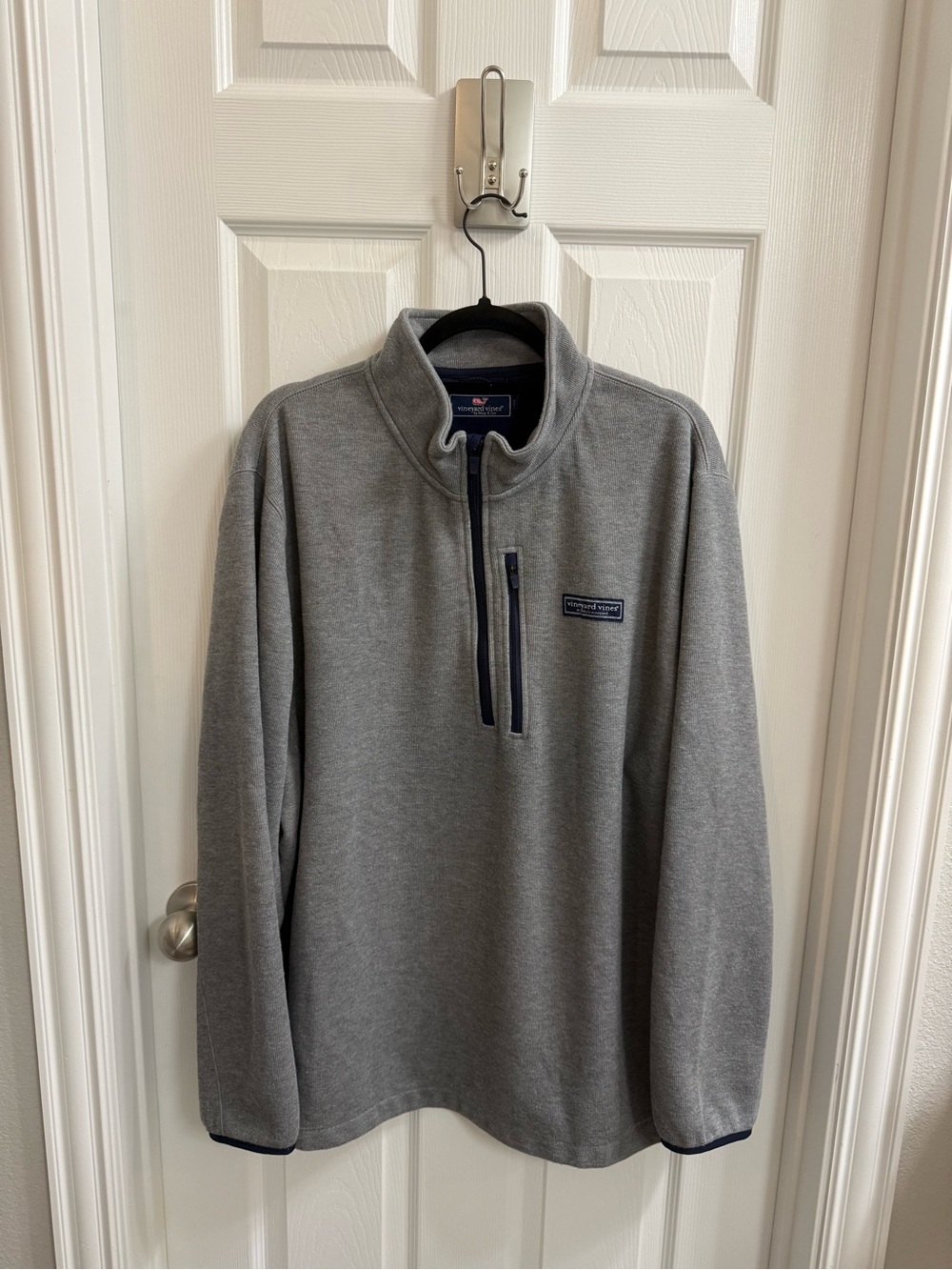 Vineyard Vines Men’s Gray Mountain Fleece Quarter-Zip Pullover with Navy Trim